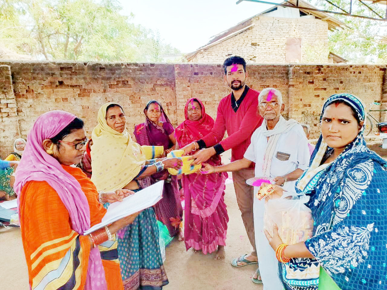 कुर्रा के ग्रामीणों को मच्छरदानी वितरण 