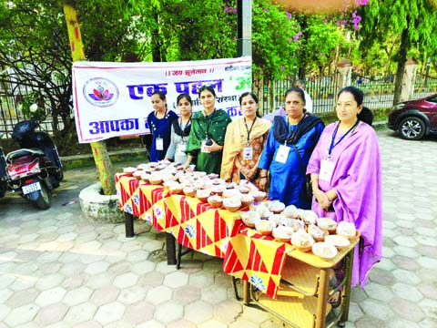 एक पहल बांट रही सकोरे-दाना