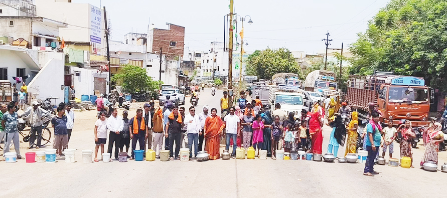पेयजल संकट से बिफरे दो वार्डों में पार्षद और मोहल्लेवासियों का चक्काजाम