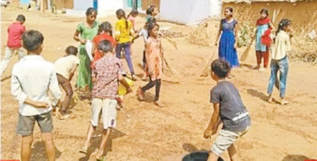बच्चों ने मोहल्ले में लगाई झाड़ू और सफाई का लिया संकल्प बच्चों ने मोहल्ले में लगाई झाड़ू और सफाई का लिया संकल्प