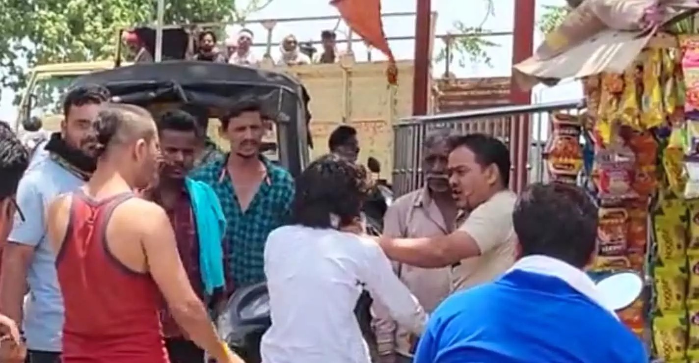 सिगरेट के लिए दुकानदार को ब्लेड मारा