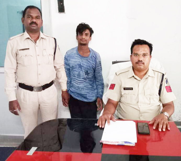 धारदार हथियार लेकर घूम रहा युवक गिरफ्तार धारदार हथियार लेकर घूम रहा युवक गिरफ्तार