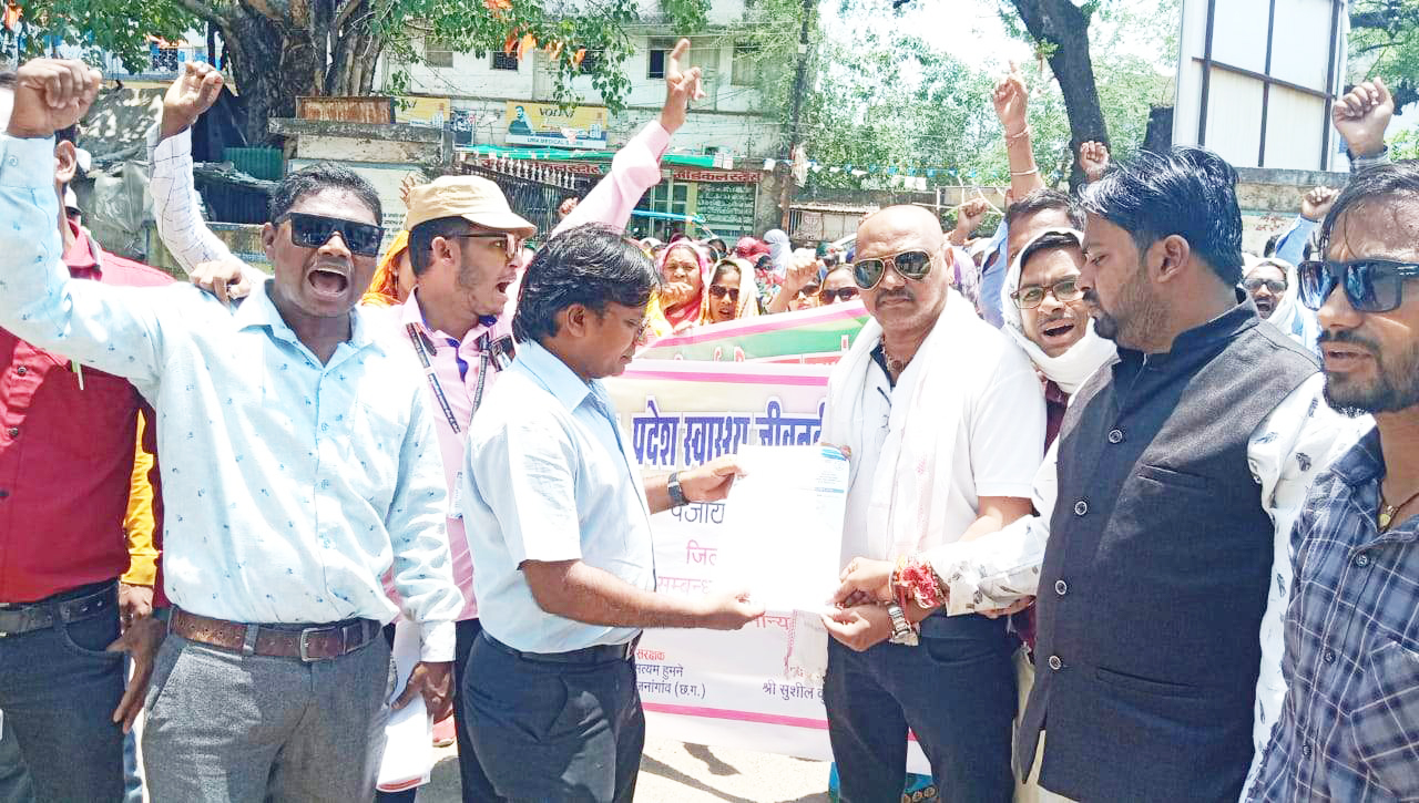 नियमितीकरण की मांग पर समिति ने सौंपा ज्ञापन