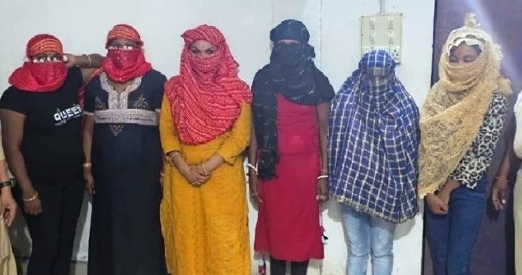 नाबालिग को जिस्मफरोशी में धकेला, पुलिस ने छापा मार 6 महिलाओं सहित नौ को किया गिरफ्तार नाबालिग को जिस्मफरोशी में धकेला, पुलिस ने छापा मार 6 महिलाओं सहित नौ को किया गिरफ्तार