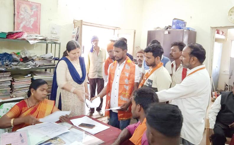 मार्ग किनारे नालियां जाम, वार्डवासियों ने शिवसेना से मांगी सहायता मार्ग किनारे नालियां जाम, वार्डवासियों ने शिवसेना से मांगी सहायता