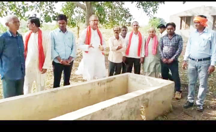 गांव के गौठान पहुंचे भाजपा नेता  चलबो गौठान-खोलबो पोल अभियान