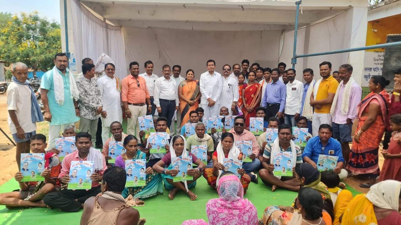 मरकाम ने 83 ग्रामीणों को बांटे वनाधिकार पट्टे मरकाम ने 83 ग्रामीणों को बांटे वनाधिकार पट्टे
