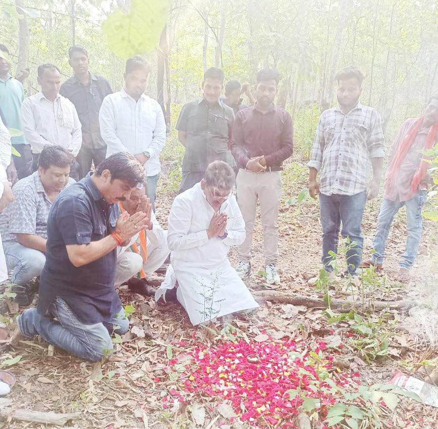झीरम में शहीदों को नमन कर दी श्रद्धांजलि झीरम में शहीदों को नमन कर दी श्रद्धांजलि