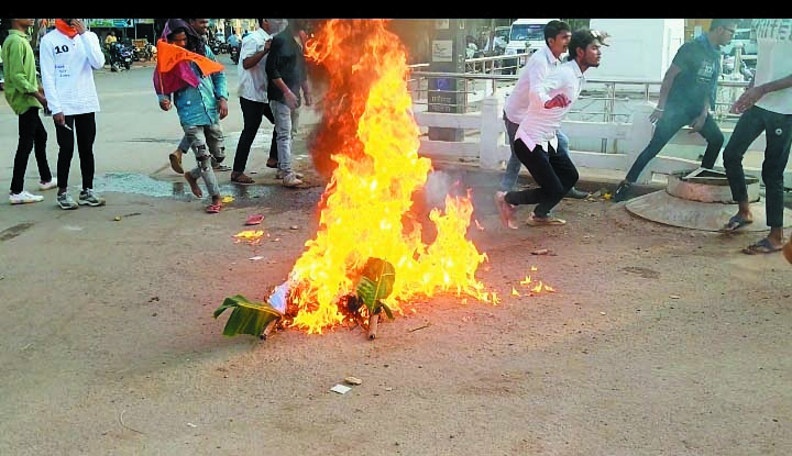 अभाविप ने पीएससी चेयरमैन का फूंका पुतला, पुलिस से झूमा-झटकी भी