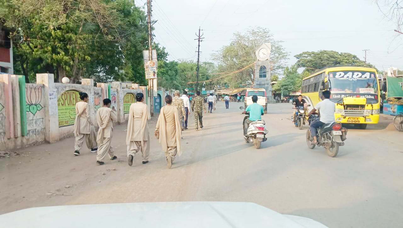 पैदल पेट्रोलिंग, 54 लापरवाह वाहन चालकों पर जुर्माना