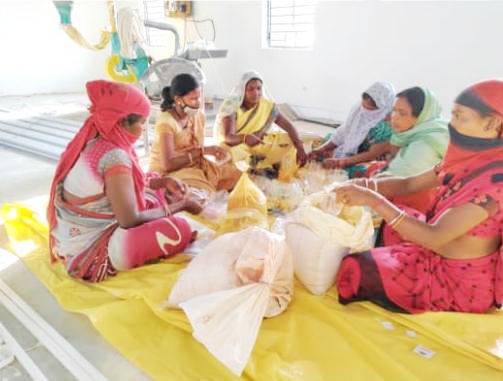 रजौटी गौठान समूह की महिलाएं हल्दी, मिर्च, धनिया पाउडर से 3 लाख से ज्यादा की आमदनी
