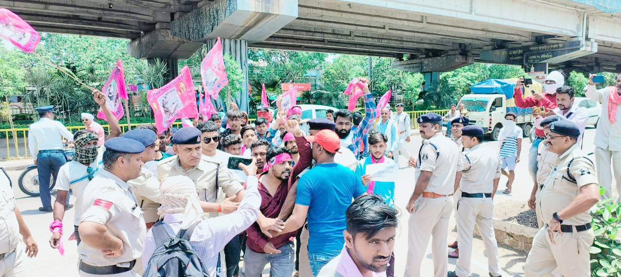 अवैध शराब बिक्री पर रोक व कानून व्यवस्था सुधारने एसपी कार्यालय का जोगी कांग्रेस ने किया घेराव
