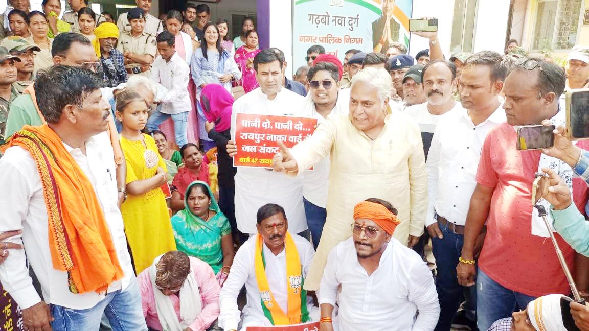 निगम में हल्ला बोलकर भाजपा पार्षदों व कार्यकर्ताओं ने मांगा पानी निगम में हल्ला बोलकर भाजपा पार्षदों व कार्यकर्ताओं ने मांगा पानी
