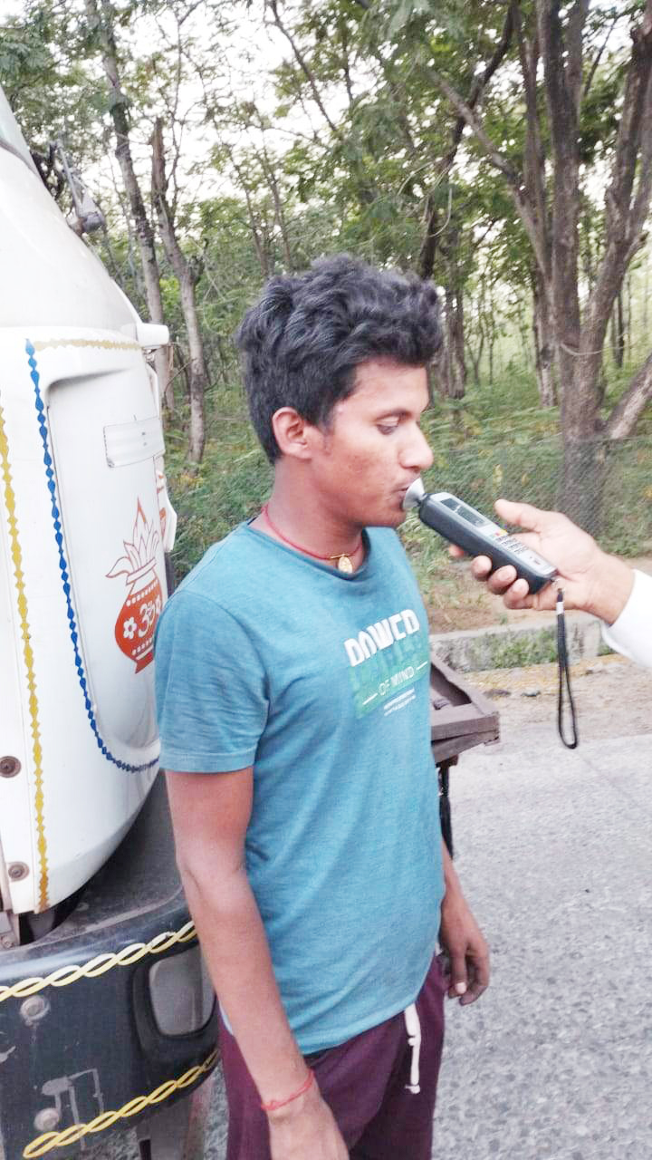 शराब पीकर वाहन चलाने वाले चालकों के खिलाफ चेकिंग अभियान  