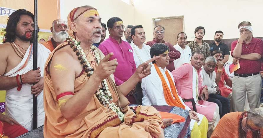 अविमुक्तेश्वरानन्द सरस्वती महाराज का सनातन धर्म से जुड़े लोगों ने आत्मीय स्वागत अविमुक्तेश्वरानन्द सरस्वती महाराज का सनातन धर्म से जुड़े लोगों ने आत्मीय स्वागत