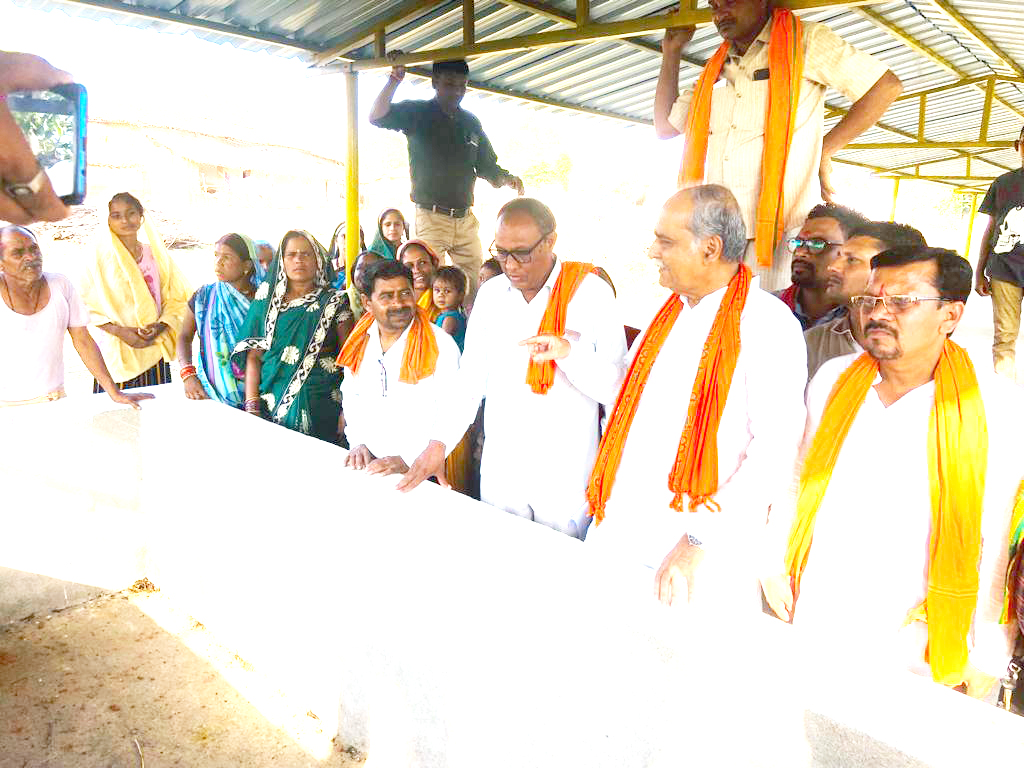 ग्रामीणों को योजना के नाम पर  ठगा जा रहा- पारख