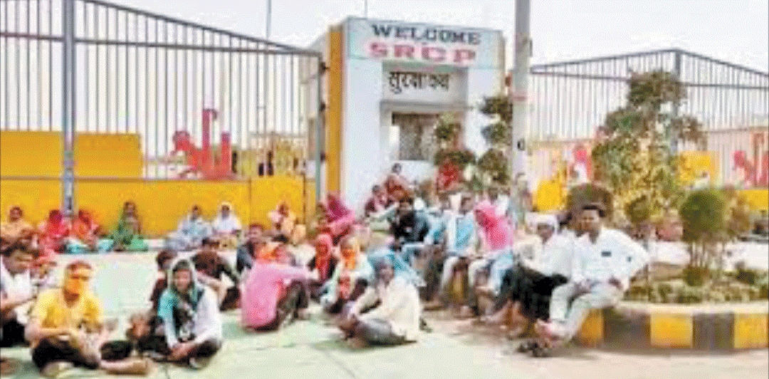 नौकरी से निकाला, श्री सीमेंट कॉलोनी के गेट पर चक्काजाम नौकरी से निकाला, श्री सीमेंट कॉलोनी के गेट पर चक्काजाम