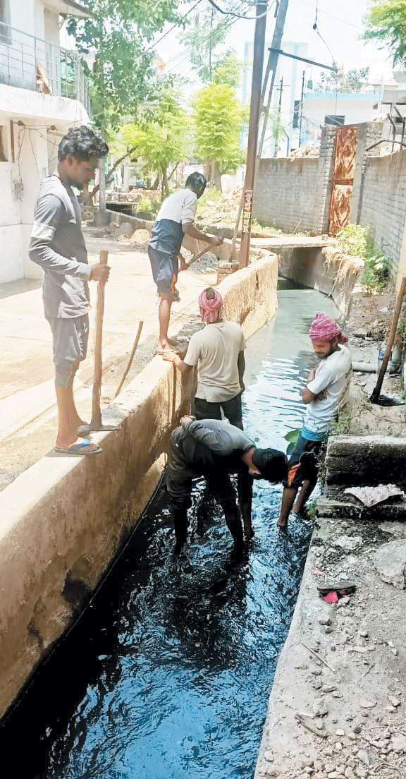 सफाई गैंग द्वारा द्वारा पैठू डबरी का किया जा रहा सफाई सफाई गैंग द्वारा द्वारा पैठू डबरी का किया जा रहा सफाई