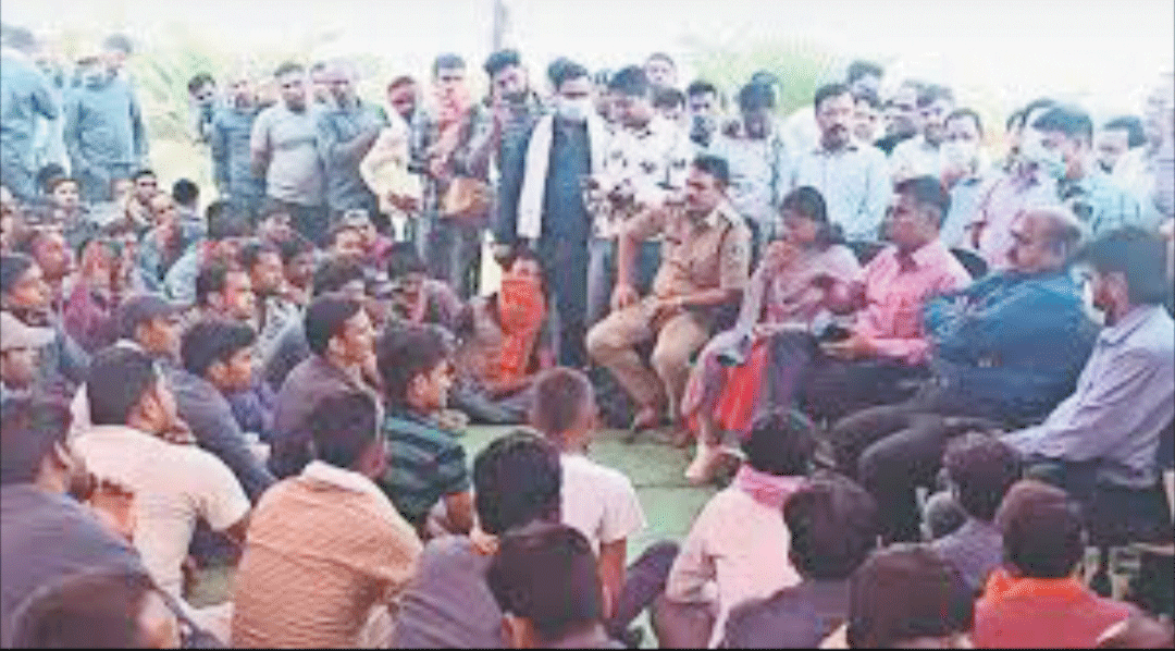 काम से निकाले मजदूरों के धरना-प्रदर्शन को बसपा का समर्थन काम से निकाले मजदूरों के धरना-प्रदर्शन को बसपा का समर्थन