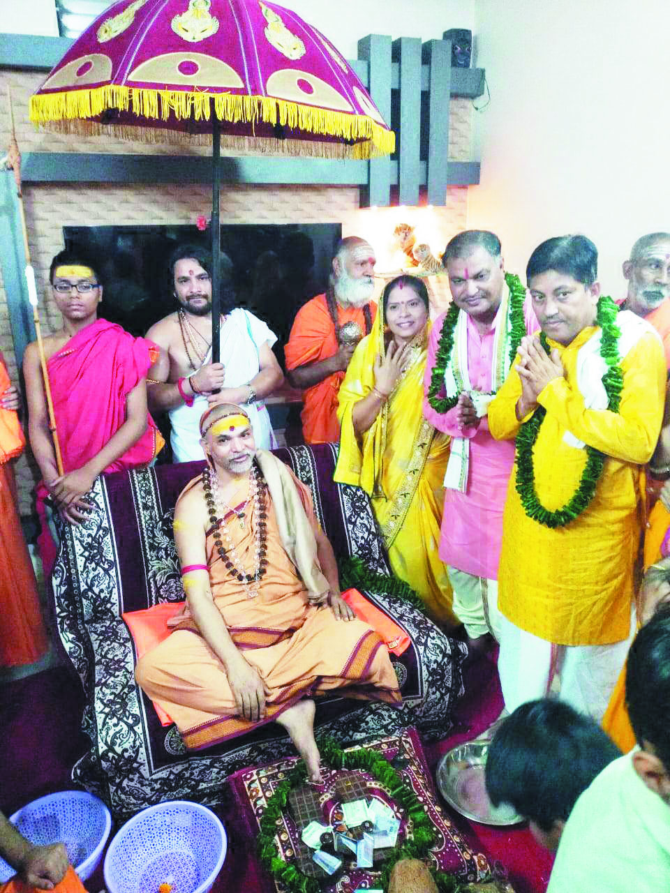 जगदगुरु शंकराचार्य पहुंचे पूर्व सांसद मधु के घर जगदगुरु शंकराचार्य पहुंचे पूर्व सांसद मधु के घर