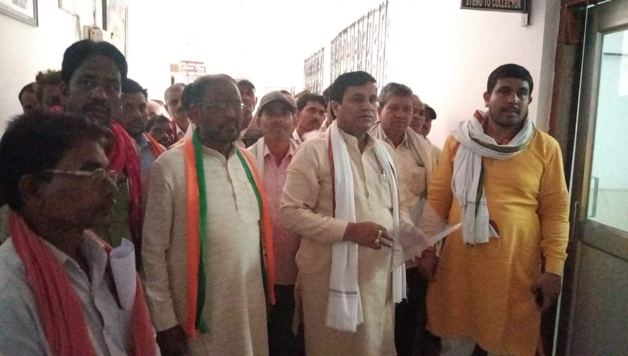 मुआवजा दिए बगैर प्राकृतिक गैस पाईप लाईन बिछाने के विरोध में उतरे विधायक मुआवजा दिए बगैर प्राकृतिक गैस पाईप लाईन बिछाने के विरोध में उतरे विधायक