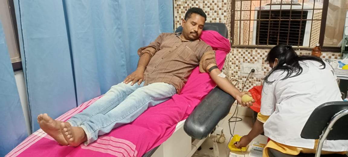 बाबा साहेब संस्था के अध्यक्ष ने किया रक्तदान बाबा साहेब संस्था के अध्यक्ष ने किया रक्तदान