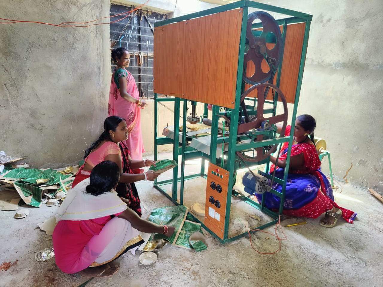 गौठान में आजीविका गतिविधियों से महिलाओं को मिल रही आर्थिक मजबूती गौठान में आजीविका गतिविधियों से महिलाओं को मिल रही आर्थिक मजबूती