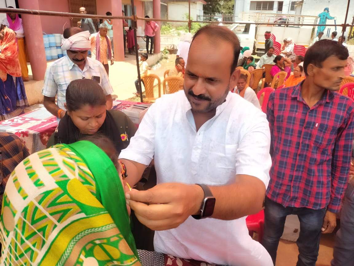 एक हजार लोगों को चश्मा व 80 बुजुर्गों को कान की मशीन 