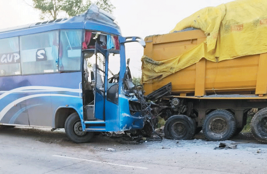 जशपुर से रायपुर जा रही बस खड़े ट्रेलर से टकराई, खलासी की मौत, 10 घायल