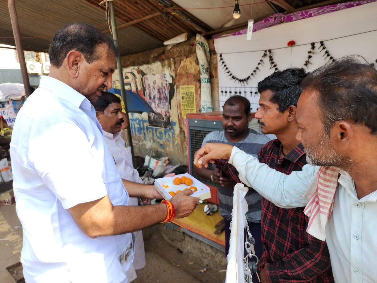 नए संसद भवन का उद्घाटन, भाजपाइयों ने की आतिशबाजी, मिठाई बांटी