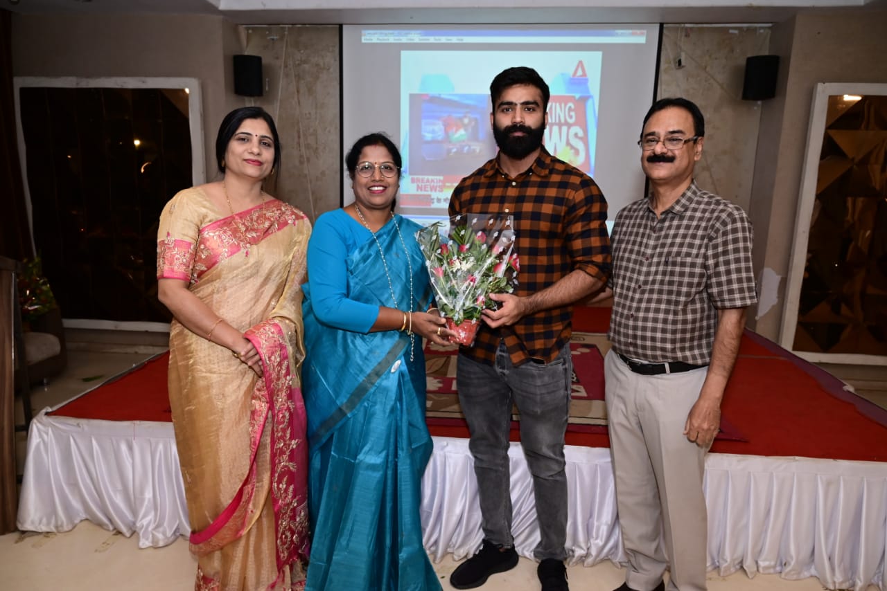 प्रो-एशियन इंटरनेशनल पावर लिफ्टिंग में स्वर्ण पदक विजयी उद्भव का सम्मान