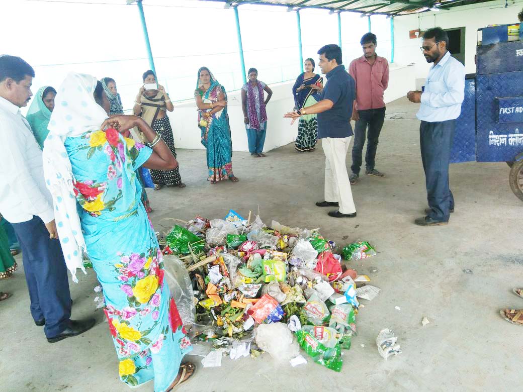 स्वास्थ्य अफसरों ने एसएलआरएम सेंटर व  डोर-टू-डोर कचरा संग्रहण का किया निरीक्षण