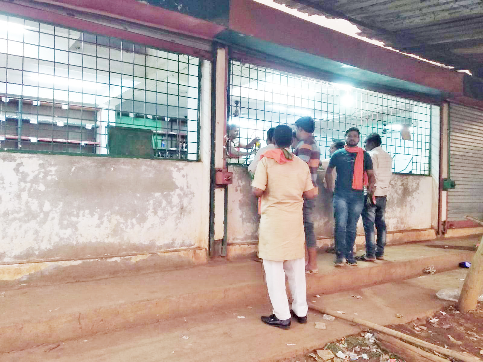 दुकान से ब्रांडेड शराब गायब, देशी पीने मजबूर