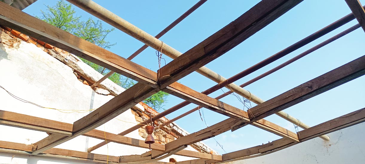 प्राथमिक शाला भवन 35 साल पुराने जर्जर टीन शेड में, आंधी तूफान में उड़ा