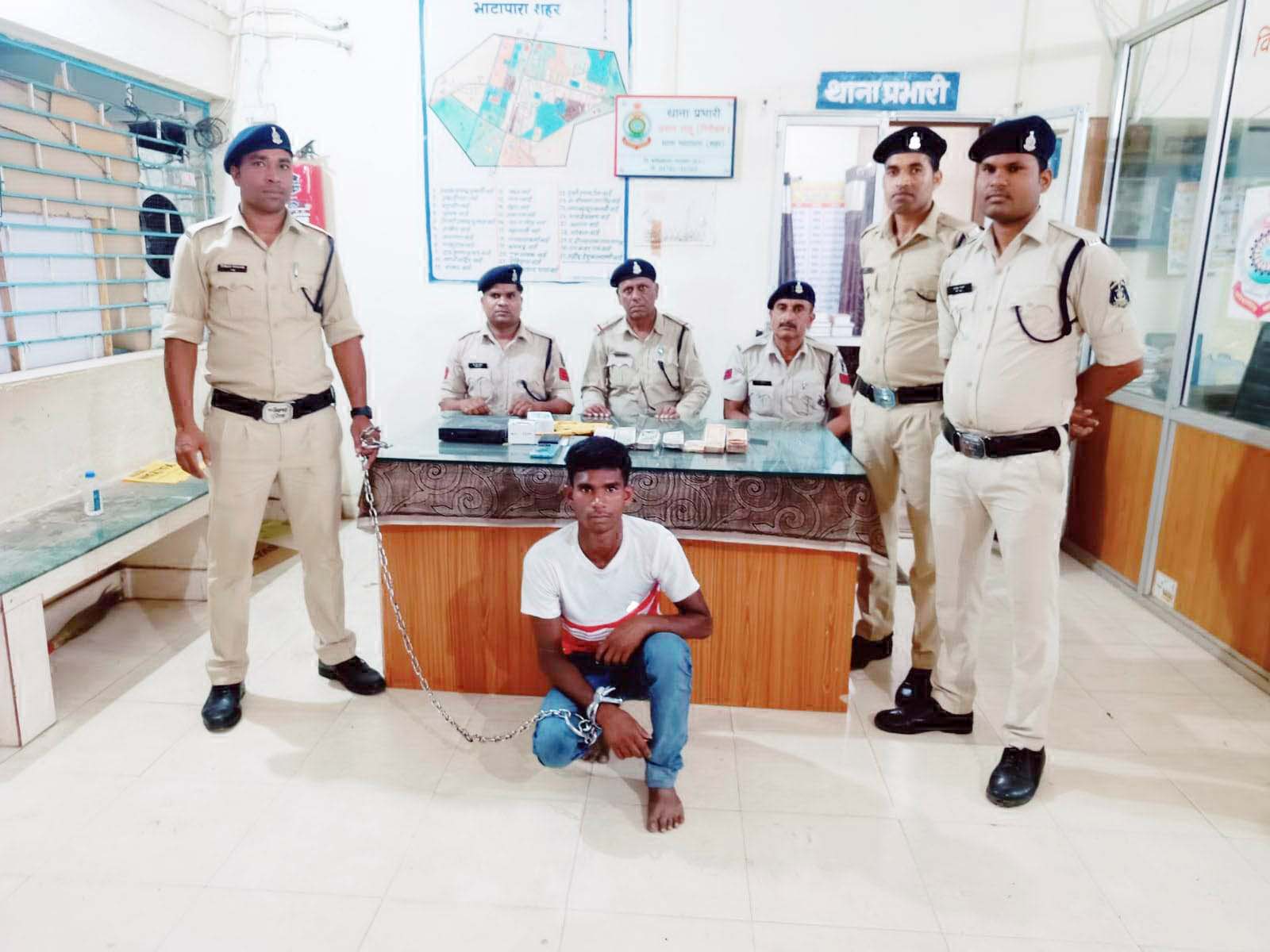 अनाज दुकान में लाखों की चोरी, आरोपी गिरफ्तार अनाज दुकान में लाखों की चोरी, आरोपी गिरफ्तार