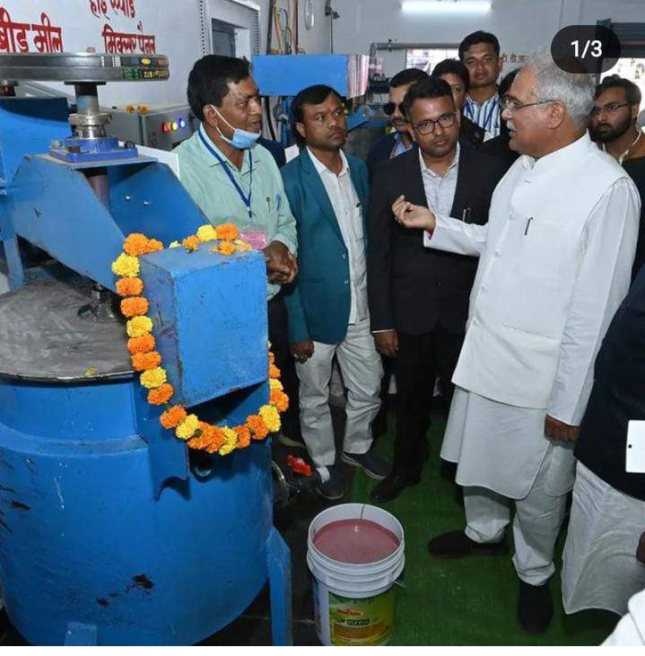 गोबर पेंट से समूह ने कमाए 3 लाख 94 हजार