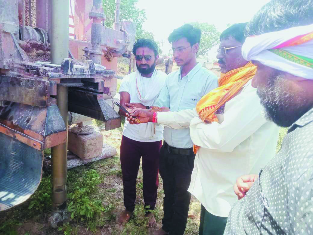तरेंगा में जनपद सदस्य मद से ट्यूबवेल खनन