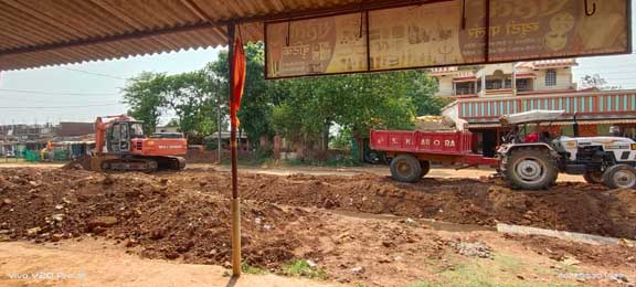 नाली की खुदाई के बाद मिट्टी सडक़ पर, धूल उडऩे से परेशानी