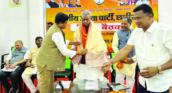 भाजपा की कोर कमेटी की बैठक लेने पहुंचे प्रदेश प्रभारी माथुर ने दिए जीत के टिप्स भाजपा की कोर कमेटी की बैठक लेने पहुंचे प्रदेश प्रभारी माथुर ने दिए जीत के टिप्स
