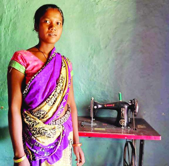 गौठान की कमाई से महिलाएं हो रही हैं आत्मनिर्भर गोबर बेचकर संतमनी ने खरीदी सिलाई मशीन गौठान की कमाई से महिलाएं हो रही हैं आत्मनिर्भर गोबर बेचकर संतमनी ने खरीदी सिलाई मशीन