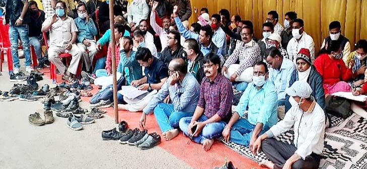 काली कमीज-काला चश्मा लगा भीषण गर्मी में धरने पर पटवारी काली कमीज-काला चश्मा लगा भीषण गर्मी में धरने पर पटवारी