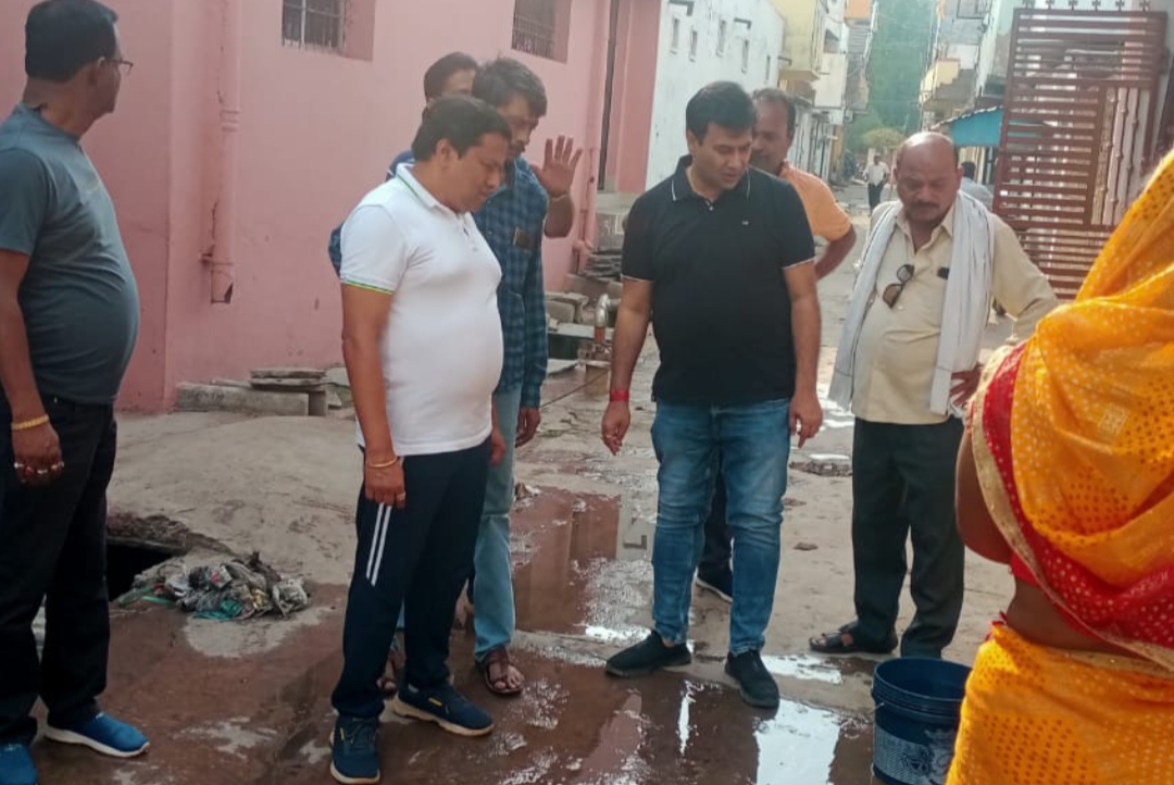 पानी व्यर्थ बहते देख महापौर ने कहा-नलों में टोंटी लगवाएं पानी व्यर्थ बहते देख महापौर ने कहा-नलों में टोंटी लगवाएं