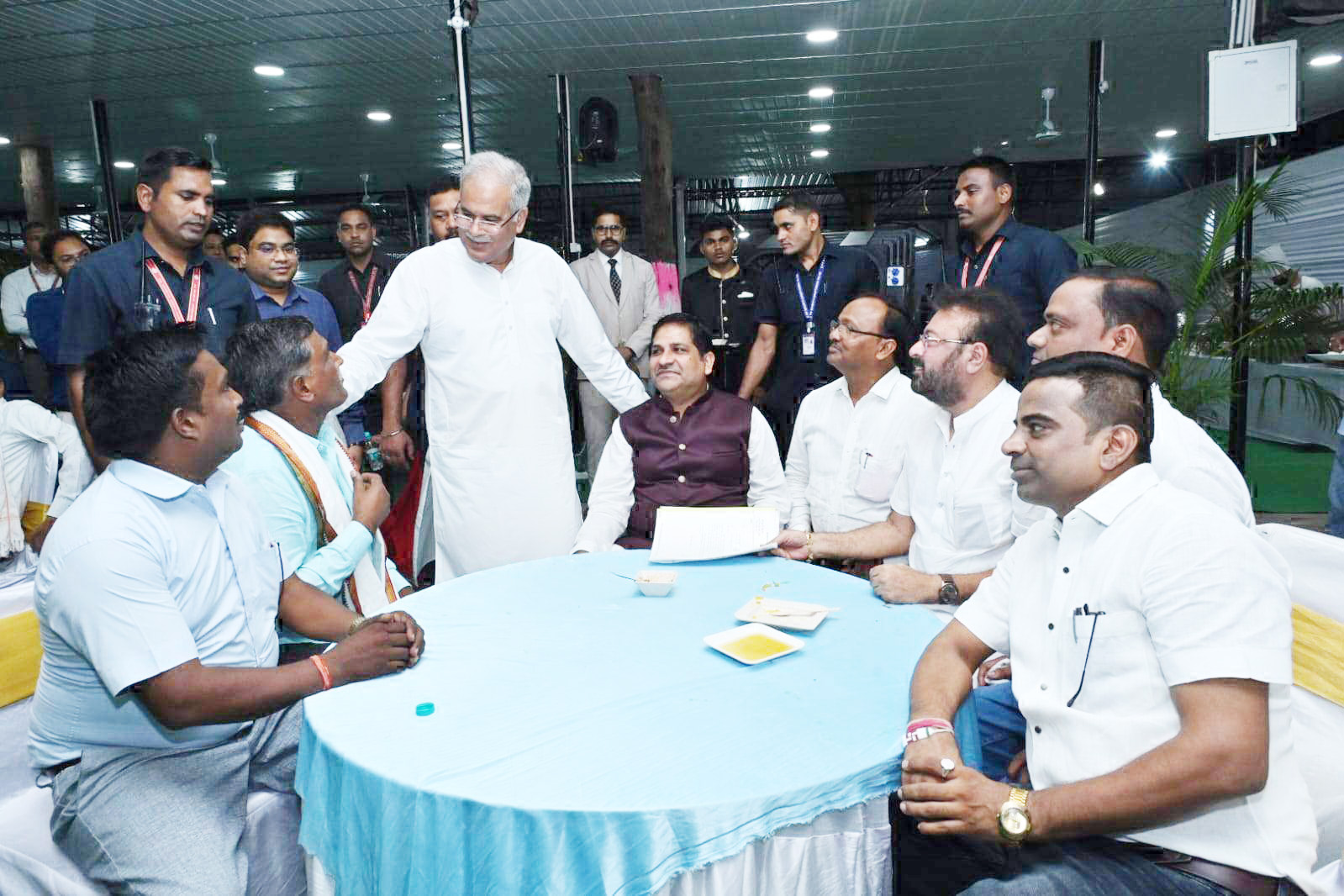 सीएम हाउस पहुँचे किसान परिवार,  ब्लॉक अध्यक्ष व पंचायत प्रतिनिधि