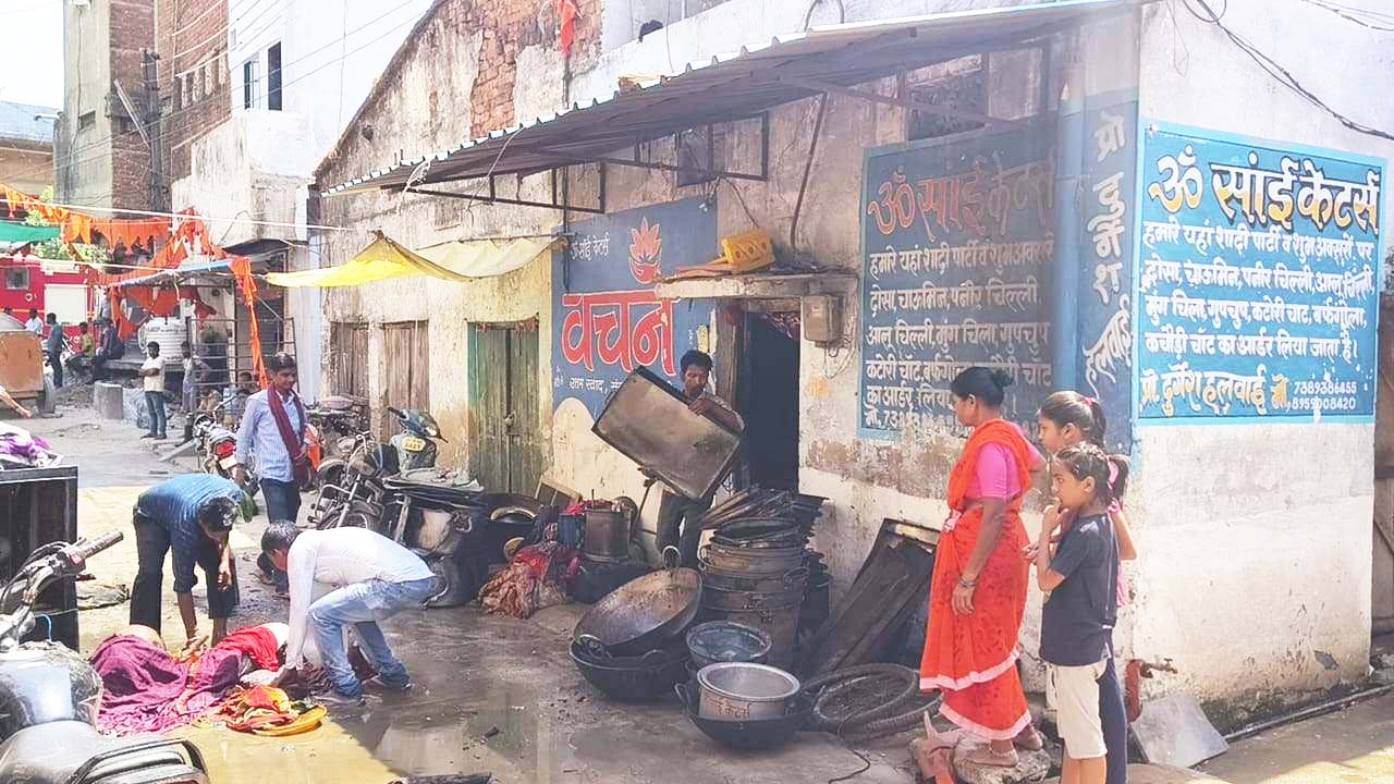 बाजार में केटर्स गोदाम में लगी आग बाजार में केटर्स गोदाम में लगी आग
