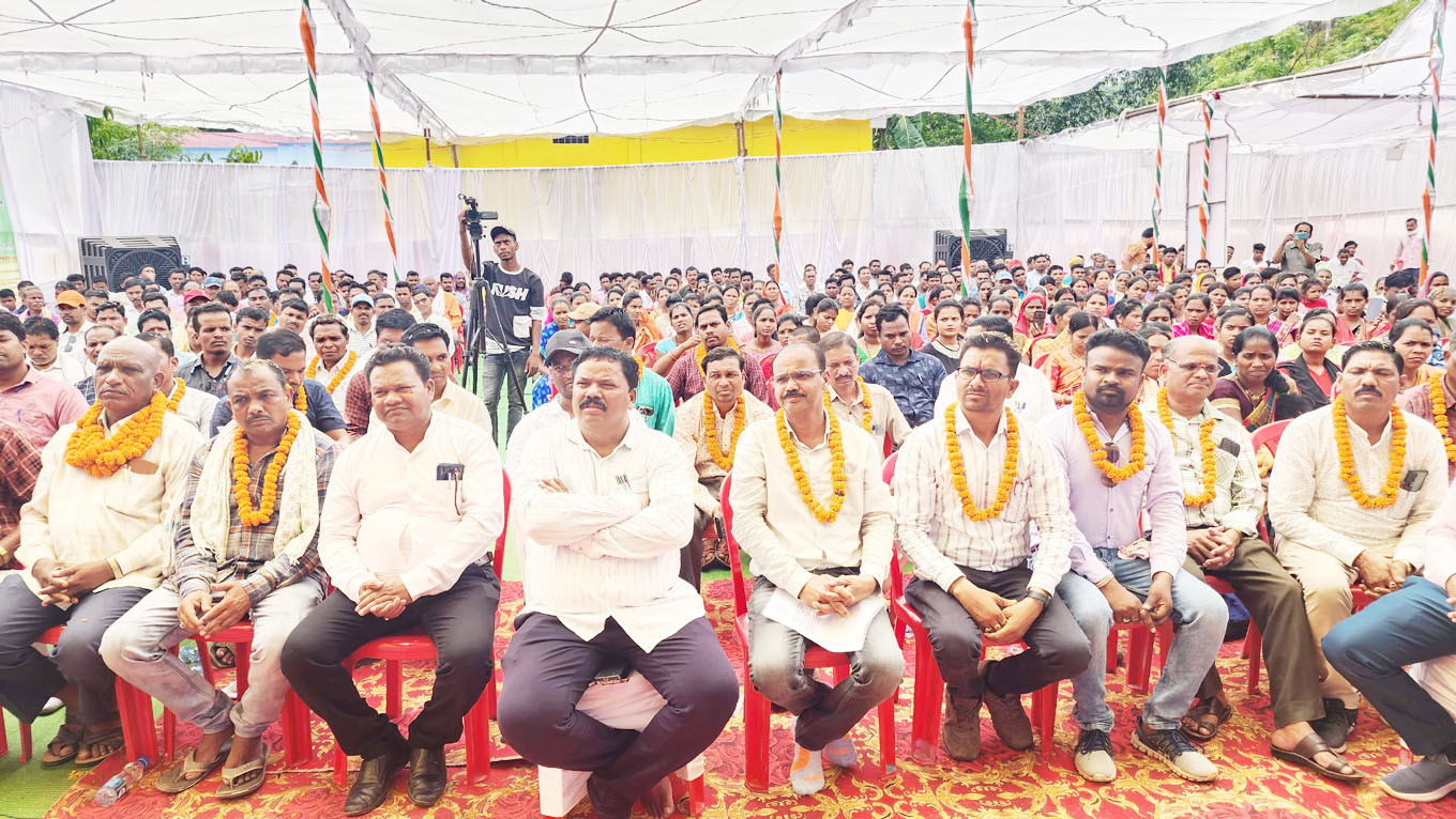 सातवें दिन विधायक ने पंचायत सचिव, रोजगार सहायक व मेट का किया सम्मान सातवें दिन विधायक ने पंचायत सचिव, रोजगार सहायक व मेट का किया सम्मान
