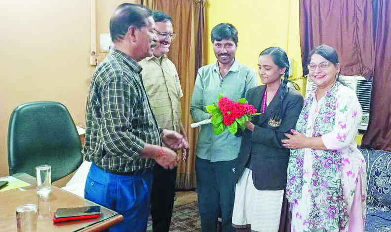 बोर्ड परीक्षा के टॉपर्स को चांदी का सिक्का मिलना शुरू  