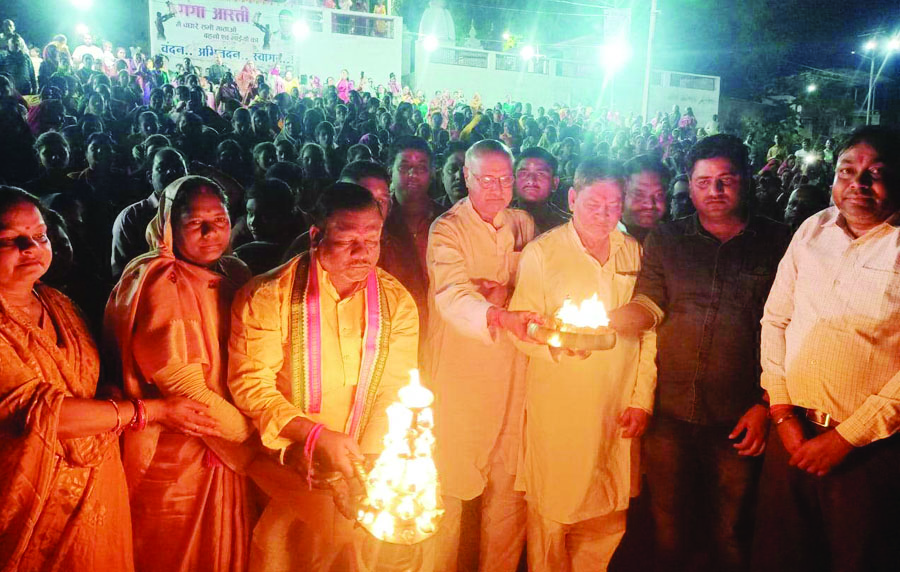 गंगा दशहरा पर भव्य रूप से गंगा आरती, भक्तों का उमड़ा जनसैलाब