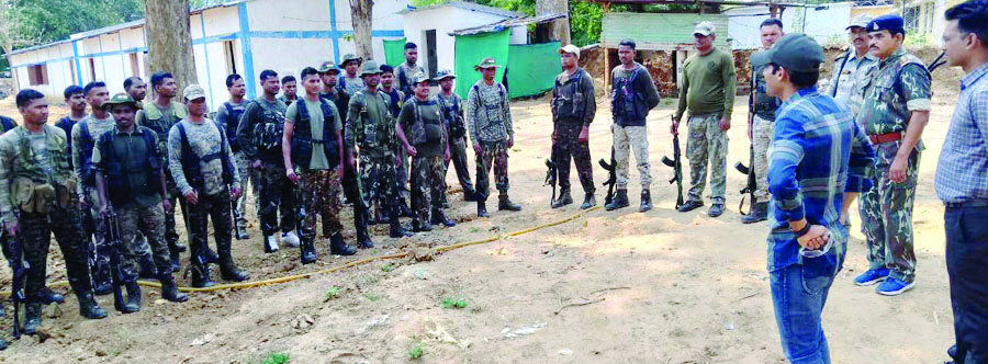 एसपी ने नक्सल प्रभावित थानों एवं कैंप का किया दौरा एसपी ने नक्सल प्रभावित थानों एवं कैंप का किया दौरा