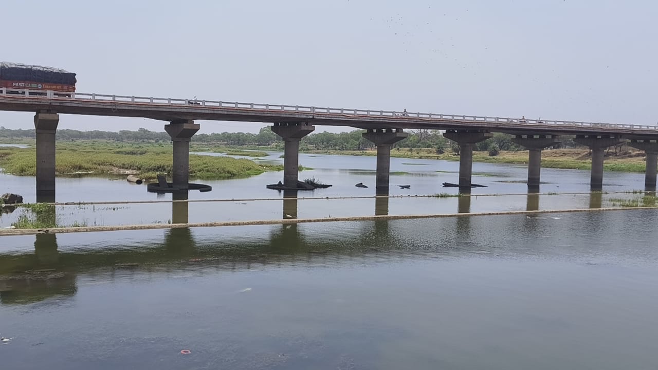 रेत तस्करों ने दो लाख आबादी की दो दिन का पानी एनीकट से बहाया