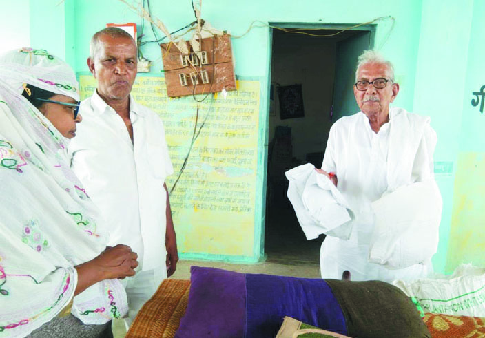 ट्रिपल आर में बुजुर्ग ने दान किए कपड़े जूते ट्रिपल आर में बुजुर्ग ने दान किए कपड़े जूते